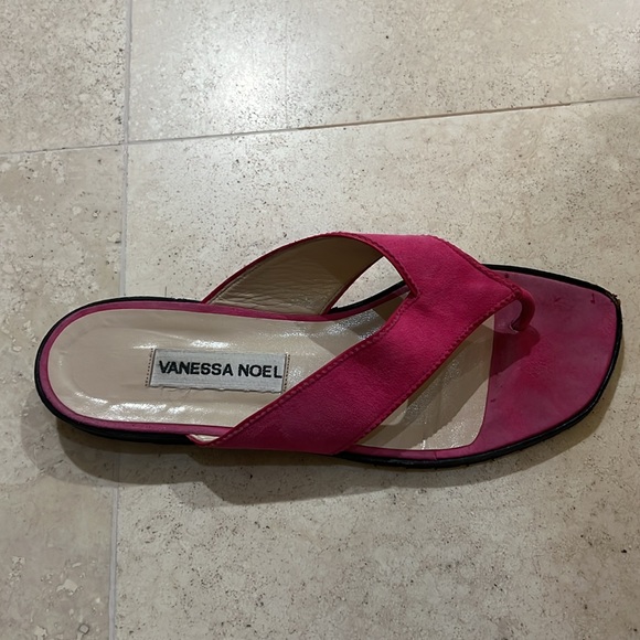 🔥☄️Vanessa Noel Barbie Pink Suede Thong Sandals.  6.5 - Picture 2 of 7